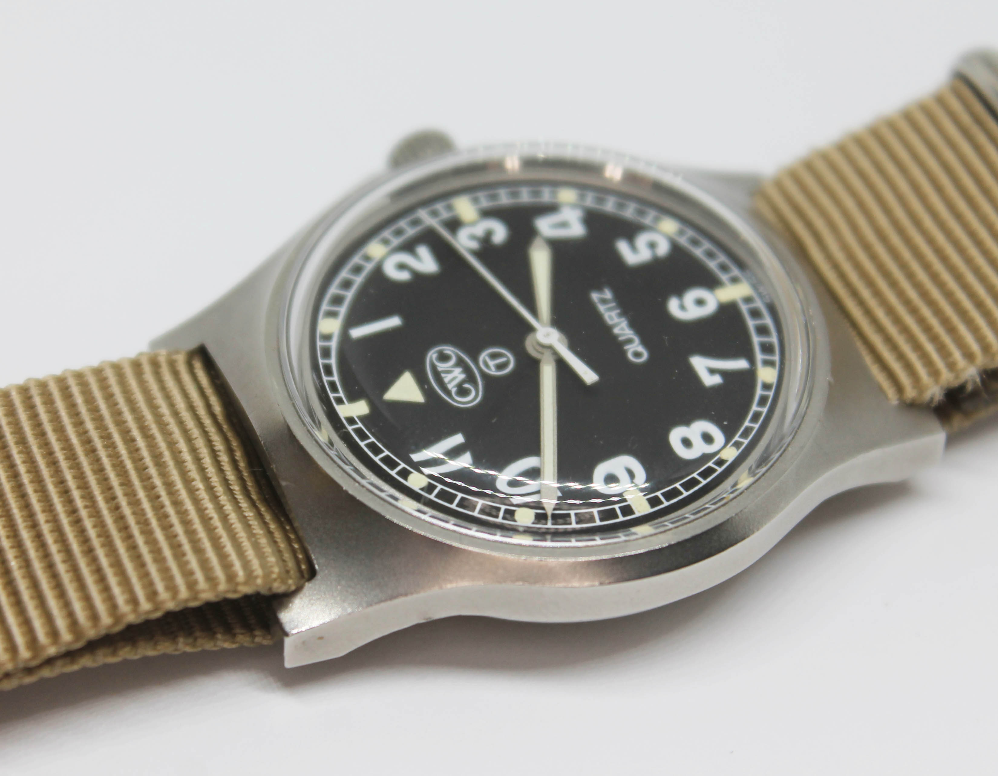 A 1980 CWC British military issue stainless steel quartz wristwatch, the signed black dial having - Bild 7 aus 9