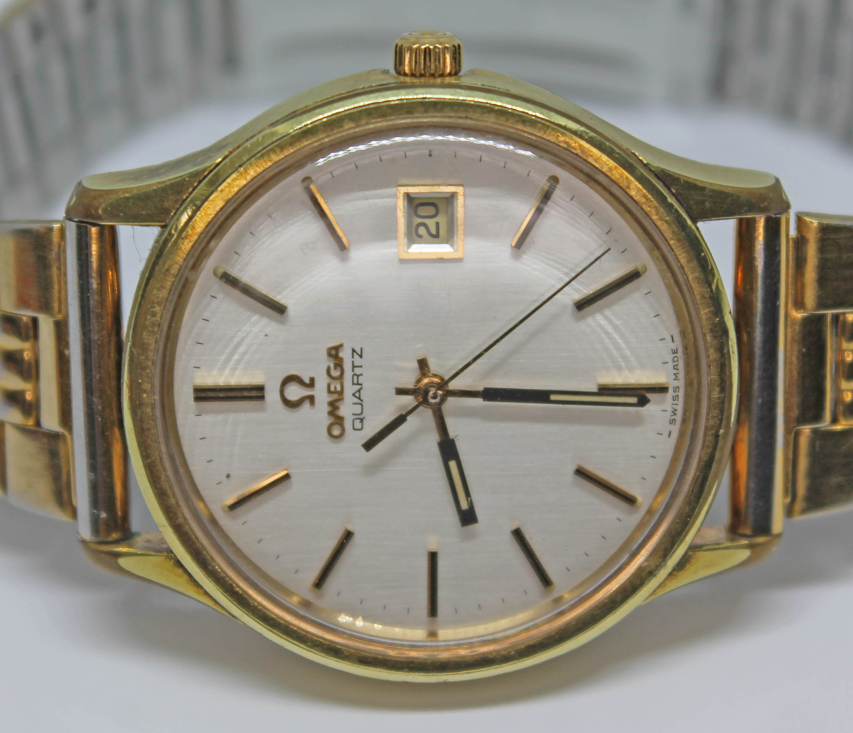 A 1977 gold plated Omega quartz 1960071 wristwatch, with signed champagne dial, hour batons in - Bild 6 aus 6