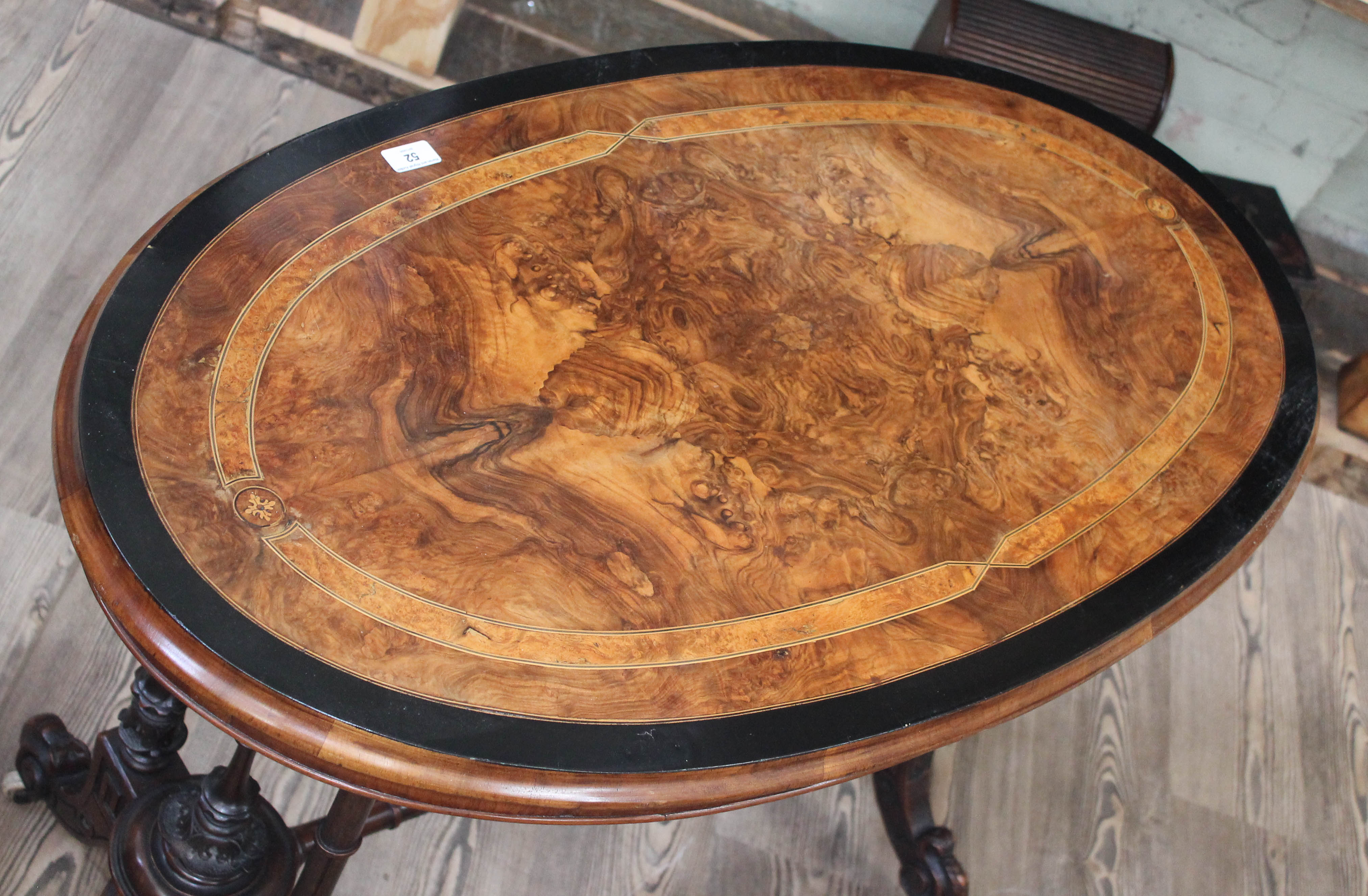 A Victorian walnut cross banded and inlaid oval occasional table with quarter veneered figured top - Bild 2 aus 3