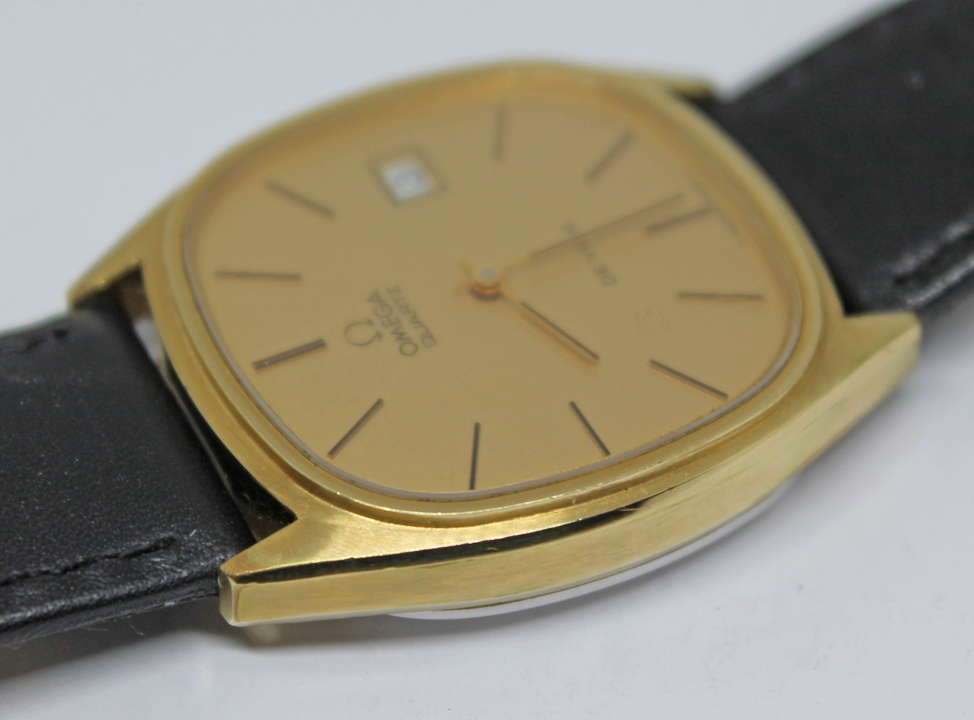 A 1977 gold plated Omega De Ville Quartz reference 192.0028, the gold tone signed dial having gold - Bild 2 aus 4