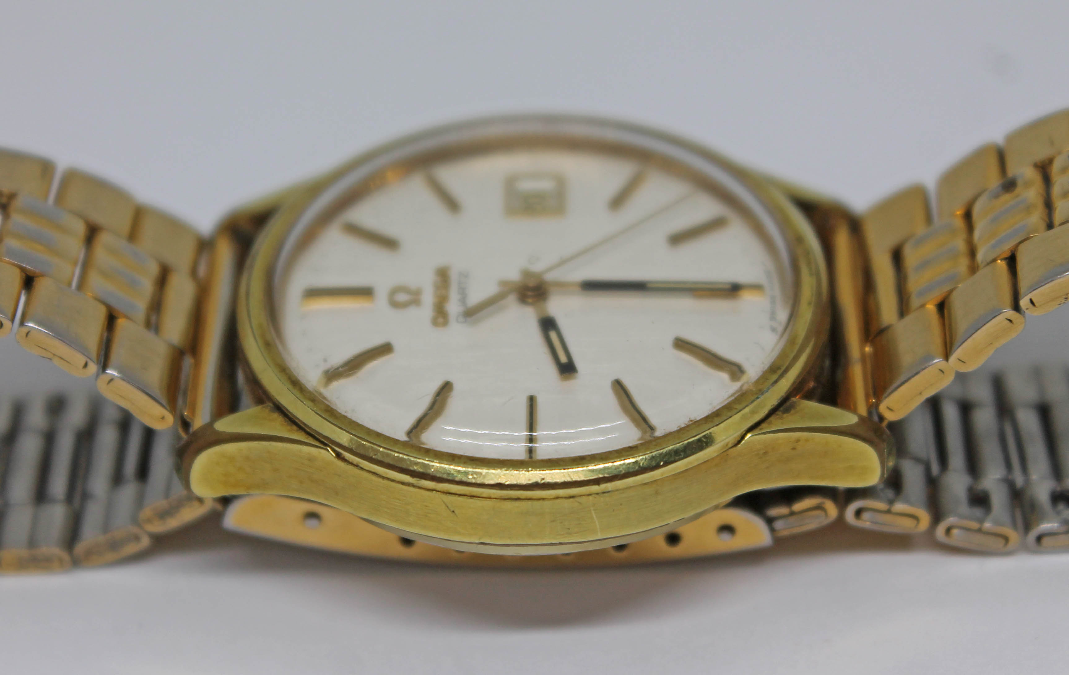 A 1977 gold plated Omega quartz 1960071 wristwatch, with signed champagne dial, hour batons in - Bild 2 aus 6