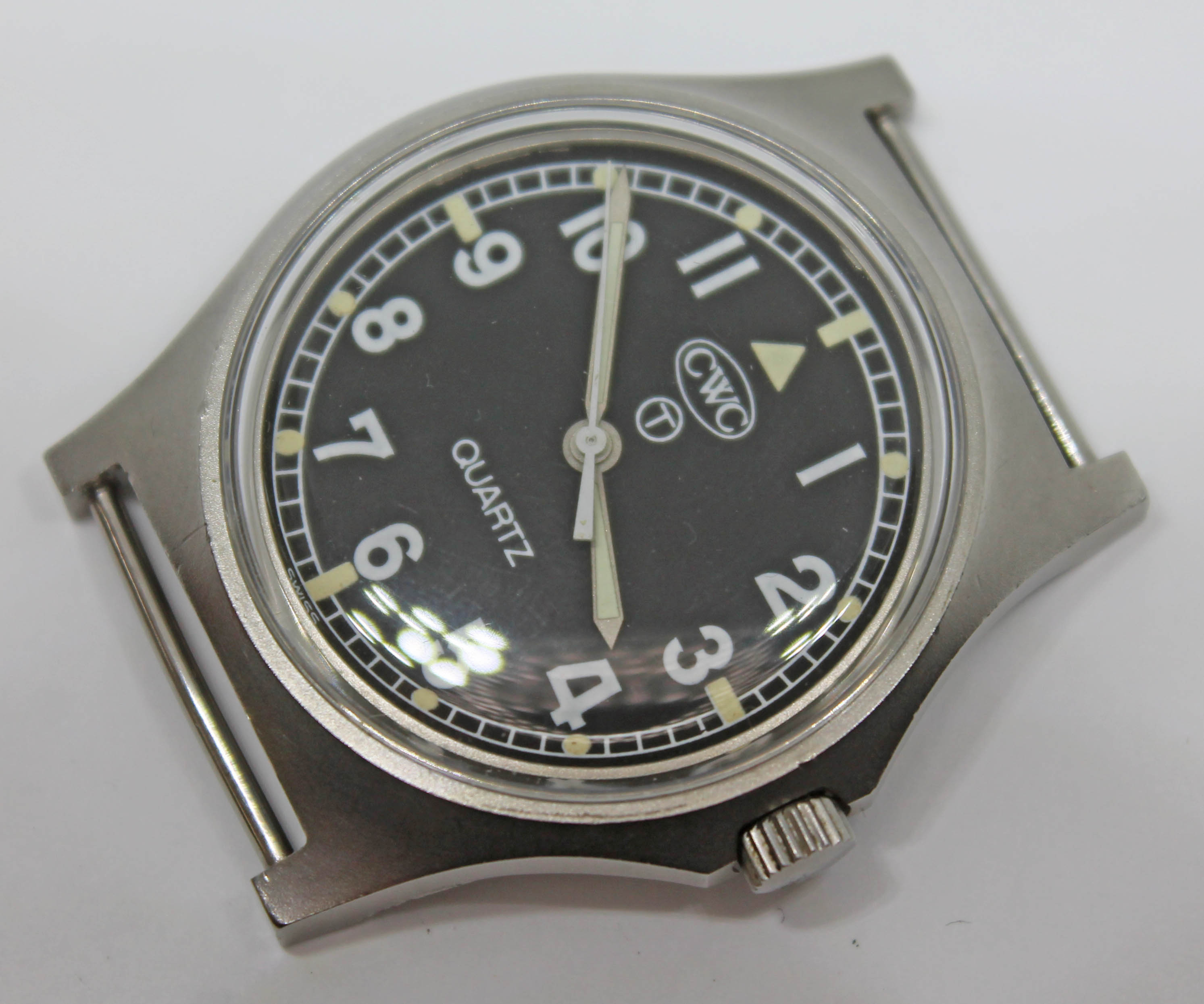 A 1980 CWC British military issue stainless steel quartz wristwatch, the signed black dial having - Bild 3 aus 9