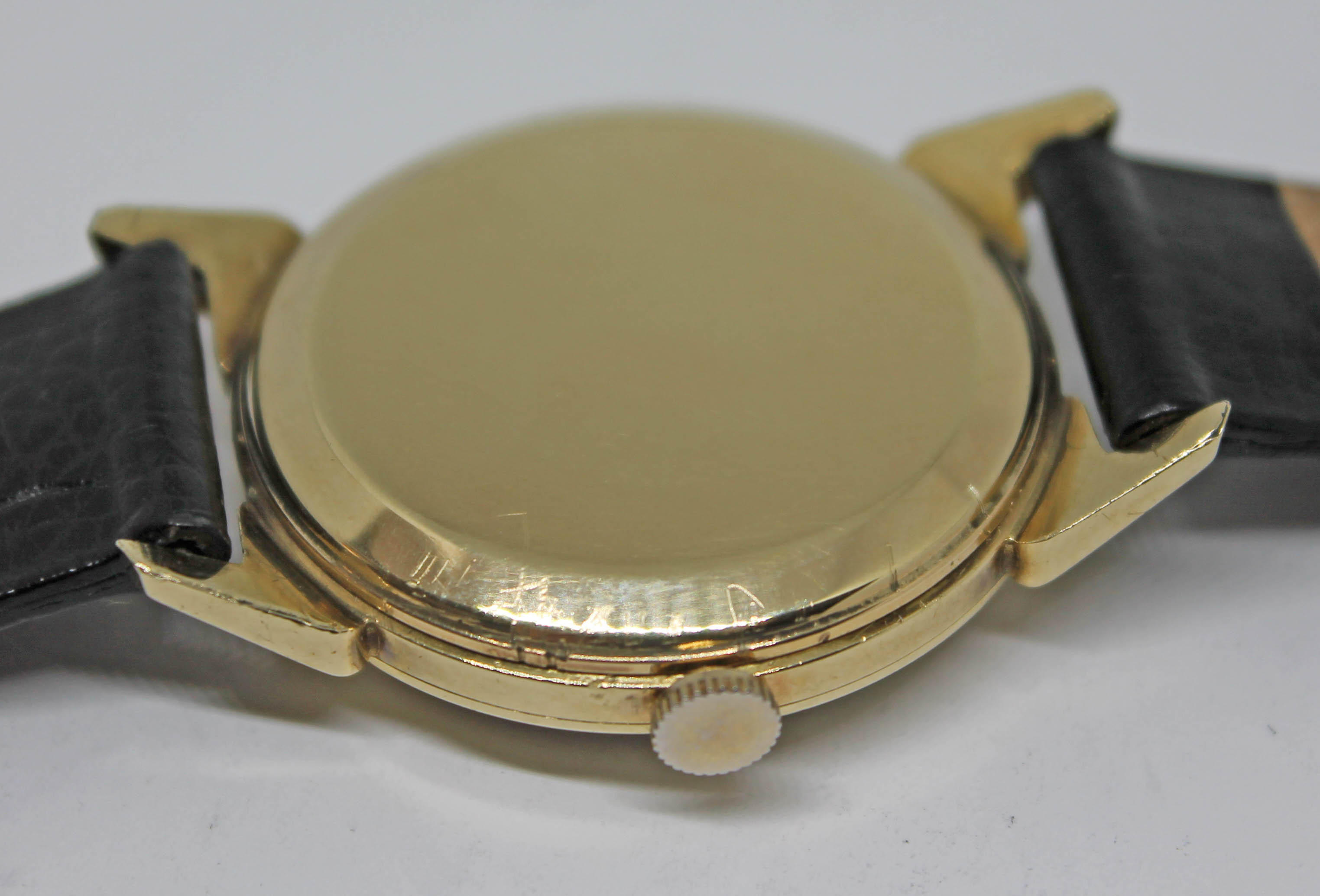 A 1952 gold plated Omega wristwatch with gold tone signed dial, alternate Roman numerals and hour - Bild 3 aus 6