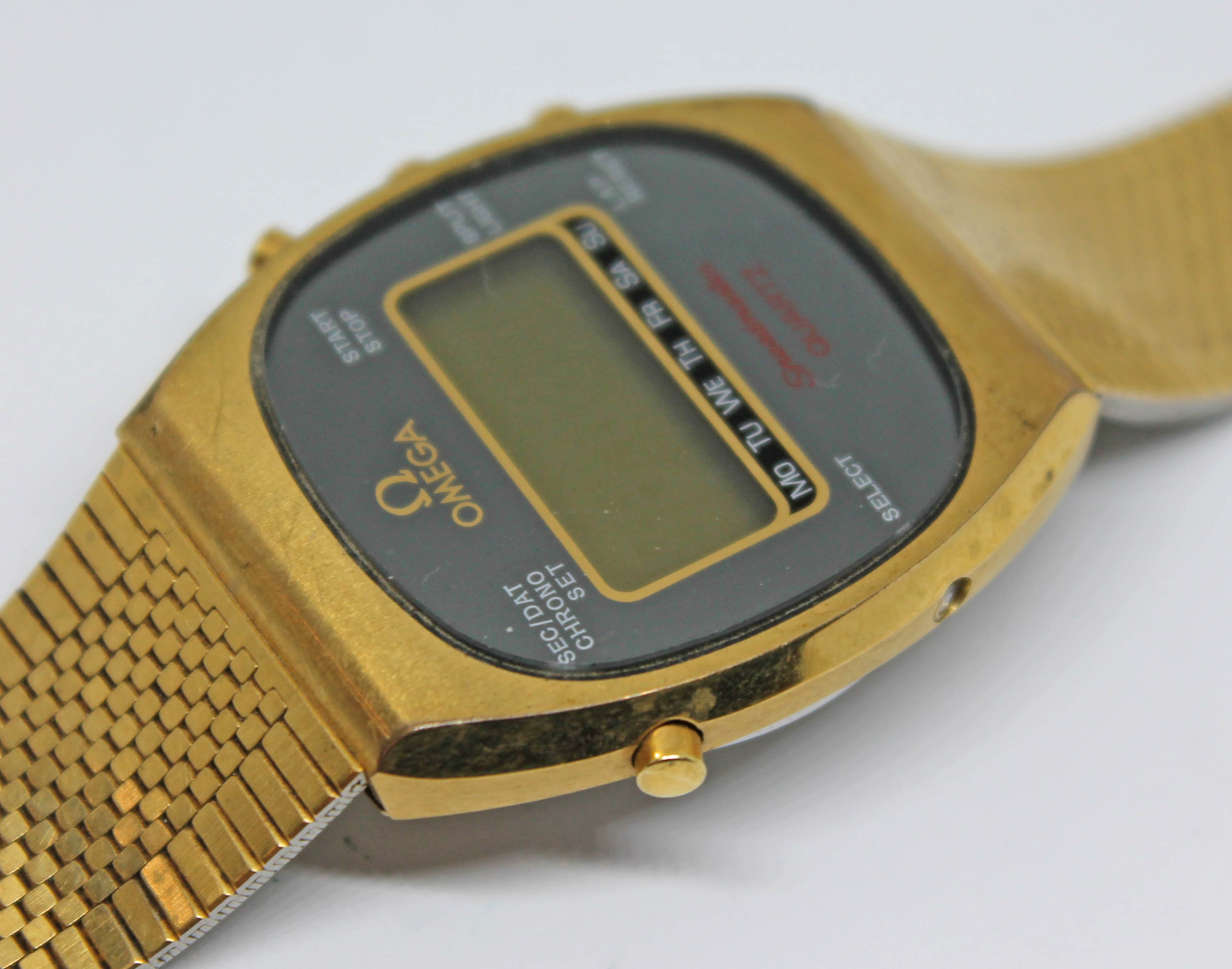 A 1979 gold plated Omega Speedmaster Quartz reference 188.0005, with digital display, 33mm case, - Bild 6 aus 8