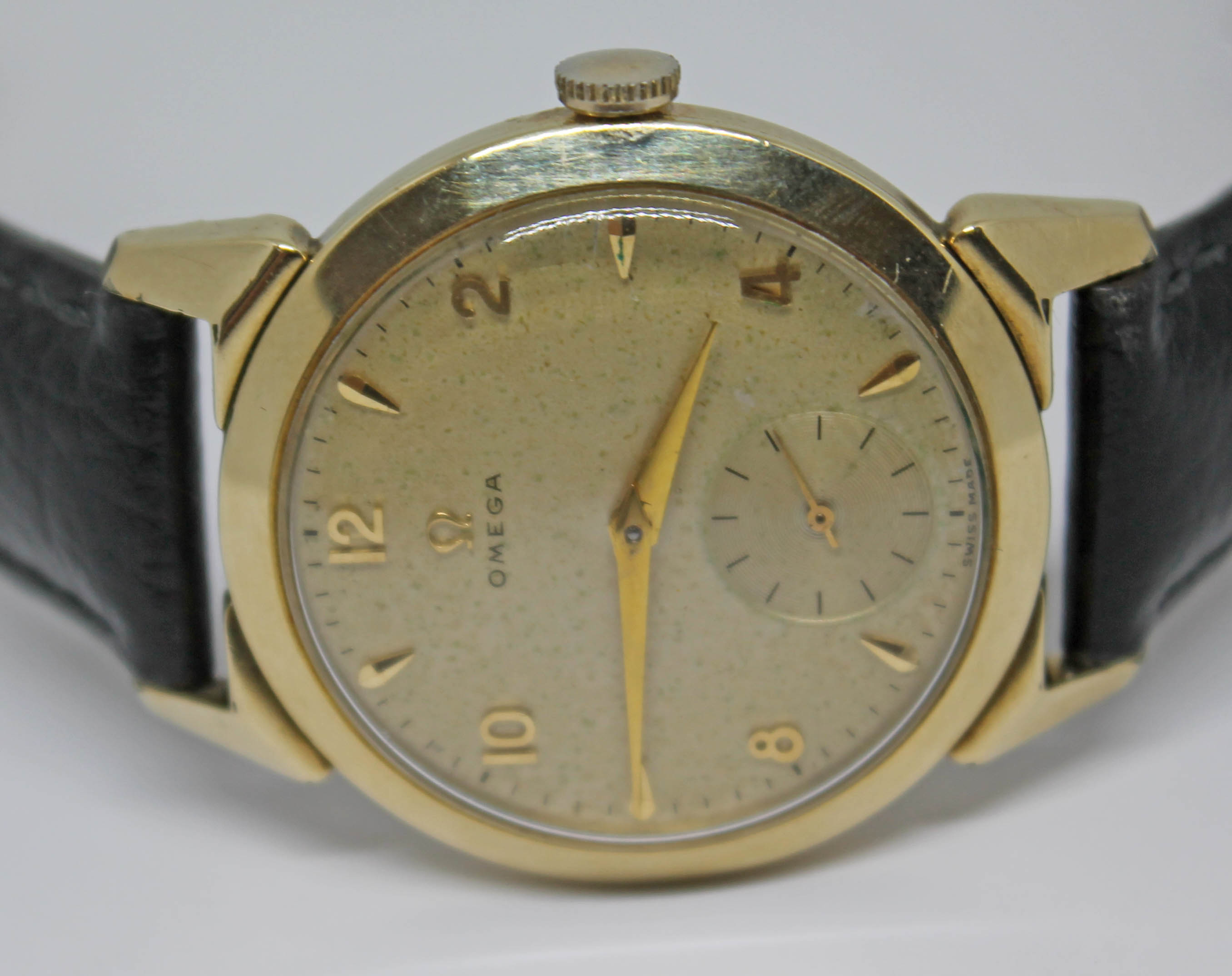 A 1952 gold plated Omega wristwatch with gold tone signed dial, alternate Roman numerals and hour - Bild 4 aus 6
