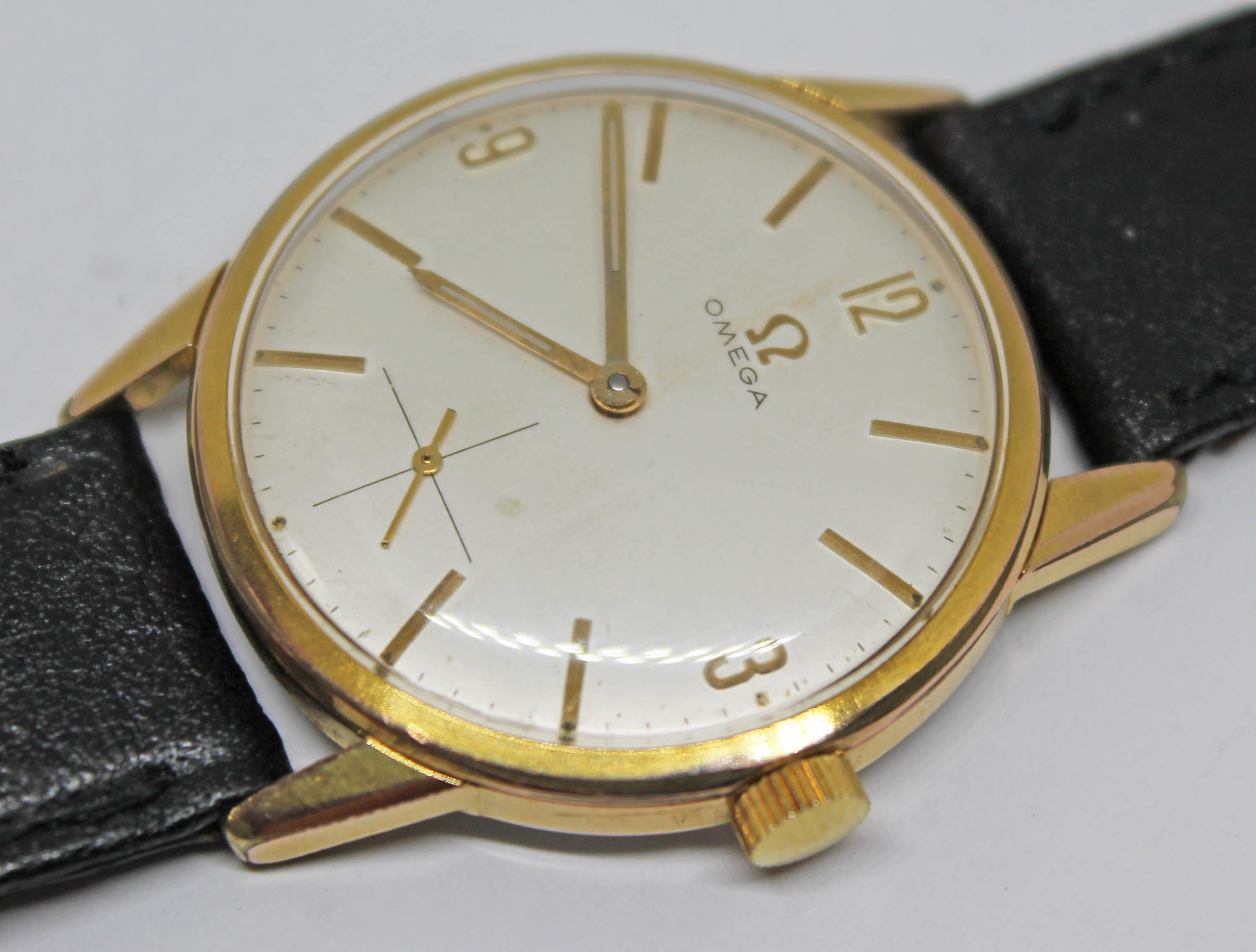 A vintage 1962 gold plated Omega wristwatch ref. 121001-62, with champagne signed dial, gold tone