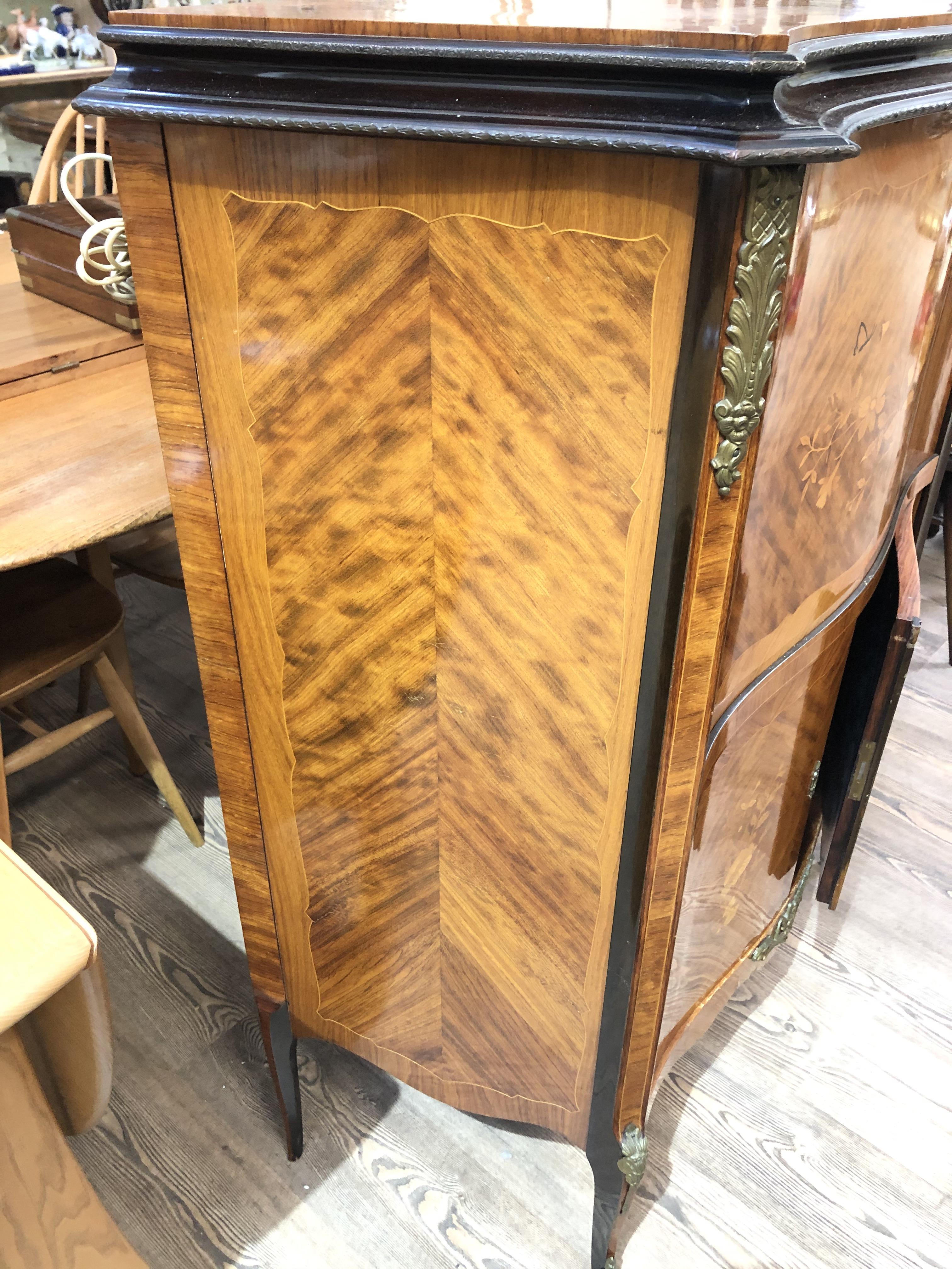 A French serpentine kingwood marquetry inlaid drinks cabinet with gilt metal mounts and floral - Image 8 of 14