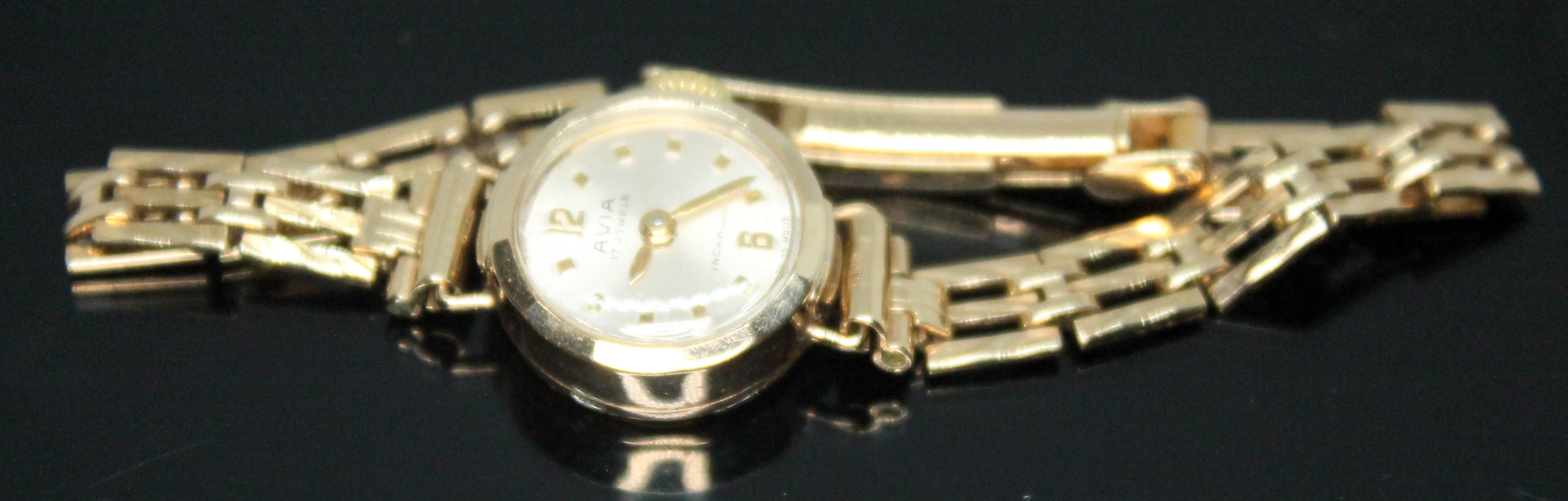 A hallmarked 9ct gold Avia wristwatch and hallmarked 9ct gold strap, gross wt. 11.31g.