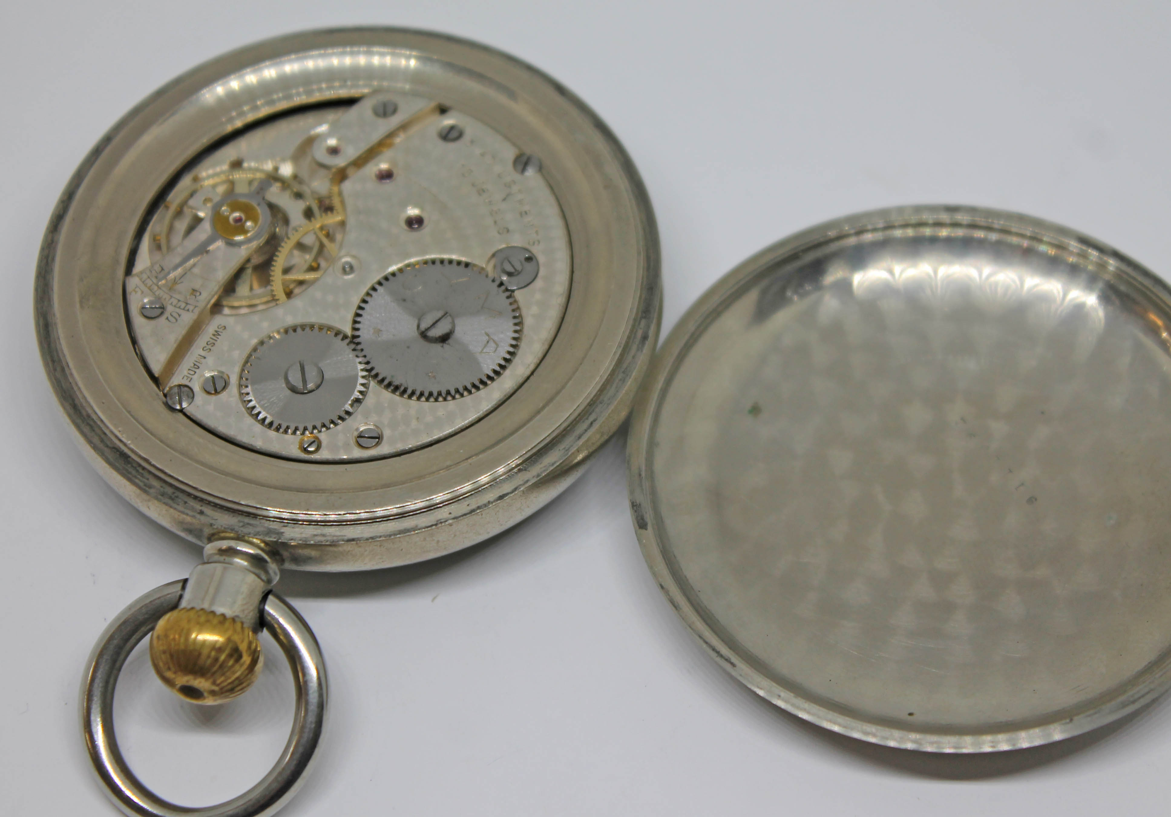 A Cyma open face pocket watch with large Arabic numerals on a white enamel dial and seconds - Bild 2 aus 3