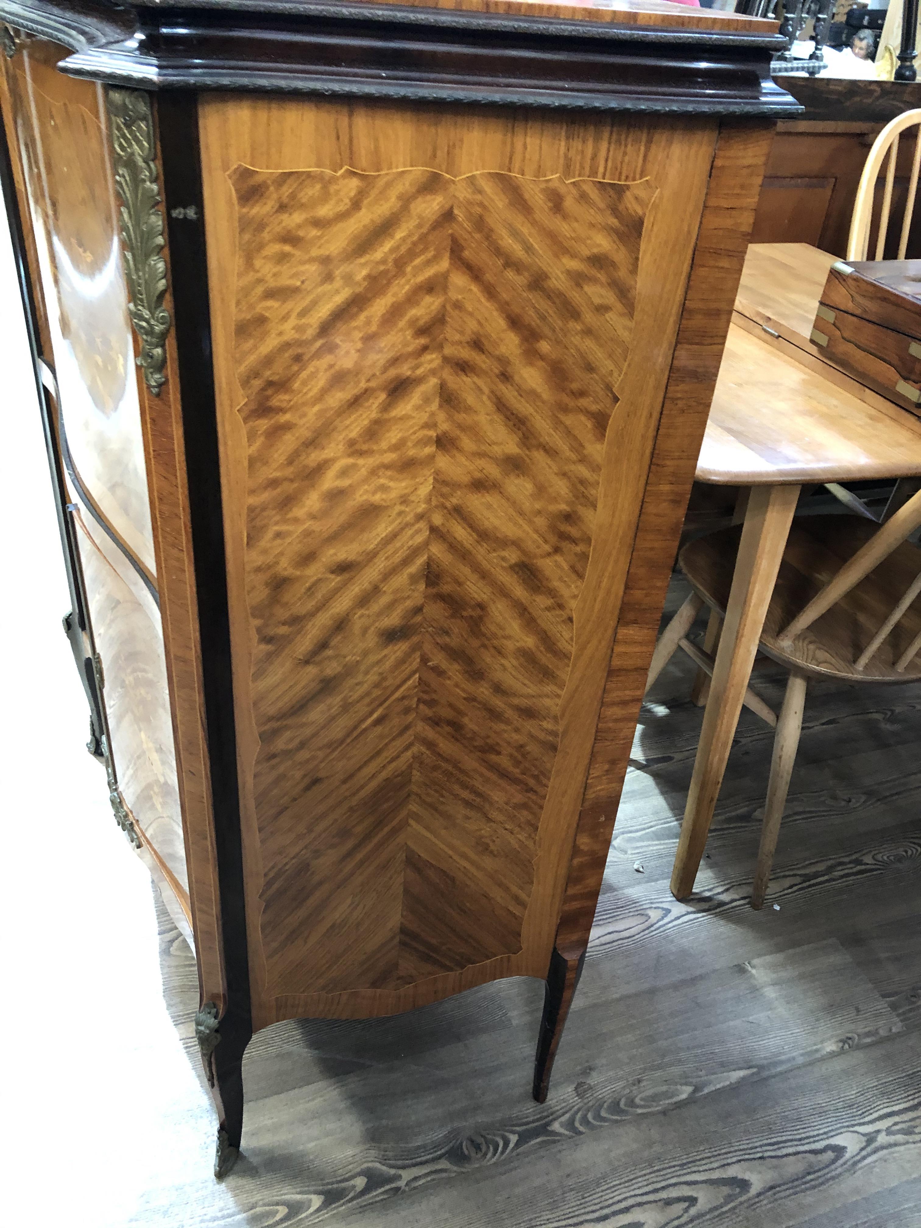 A French serpentine kingwood marquetry inlaid drinks cabinet with gilt metal mounts and floral - Image 13 of 14