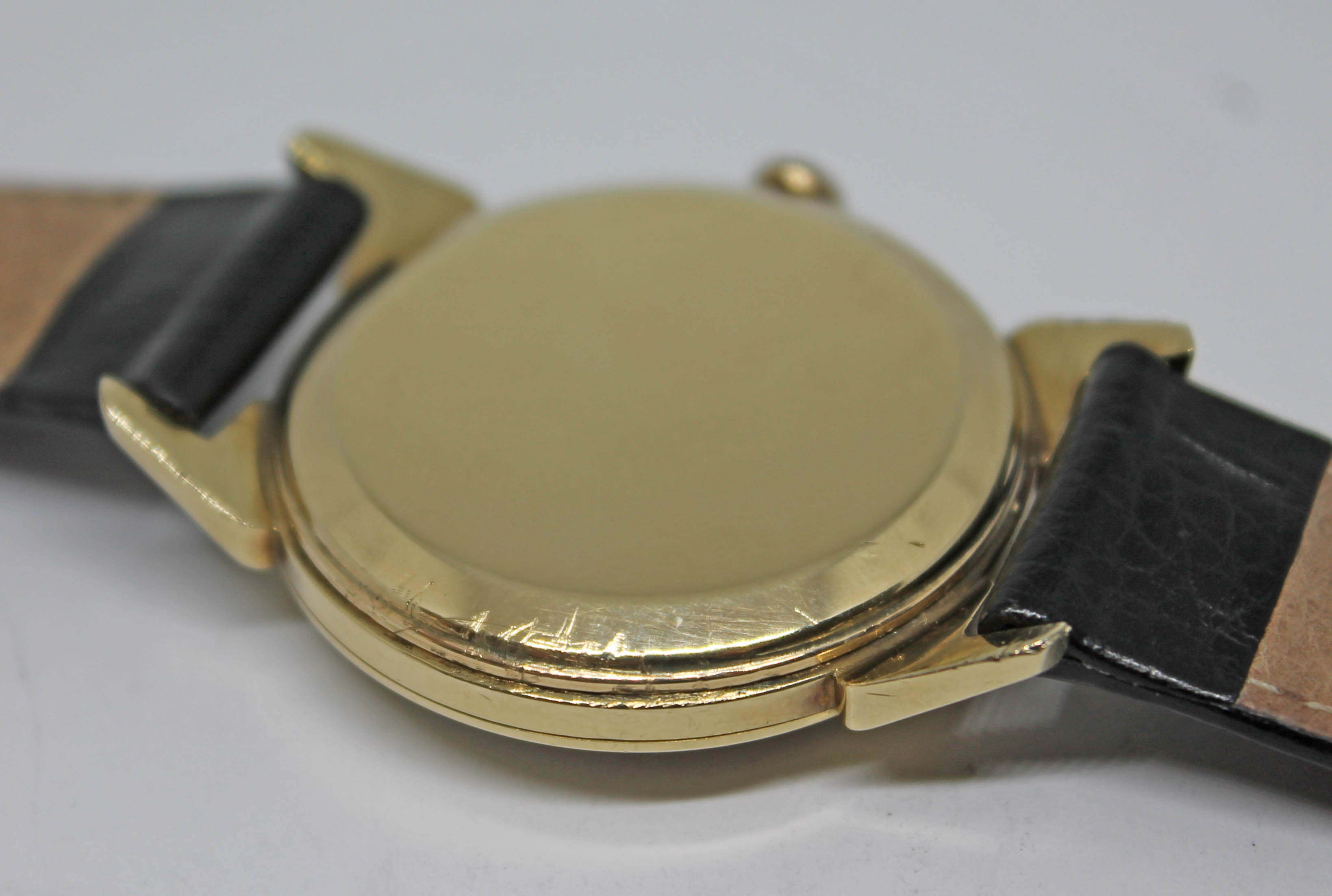 A 1952 gold plated Omega wristwatch with gold tone signed dial, alternate Roman numerals and hour - Bild 2 aus 6