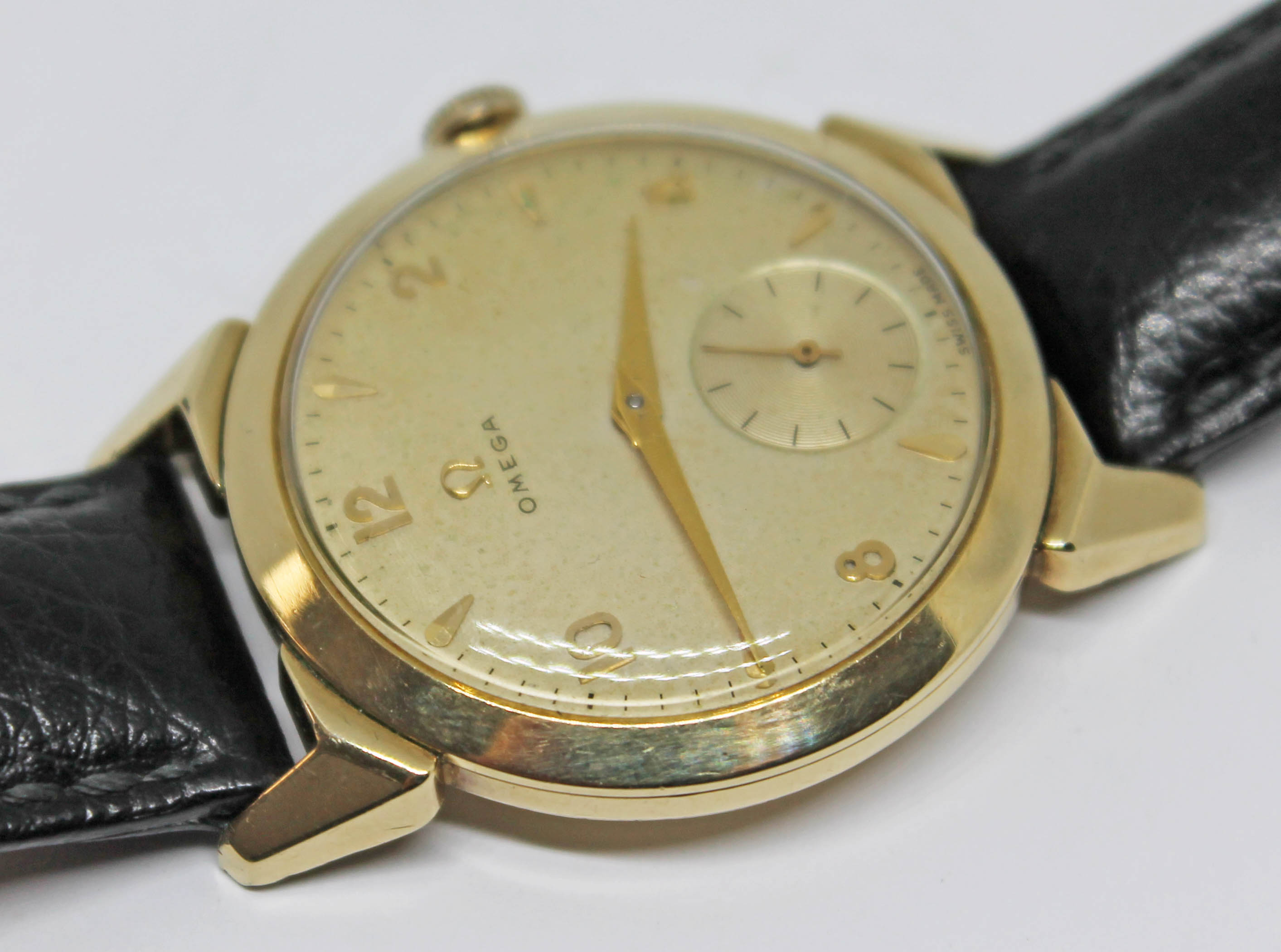 A 1952 gold plated Omega wristwatch with gold tone signed dial, alternate Roman numerals and hour - Bild 5 aus 6