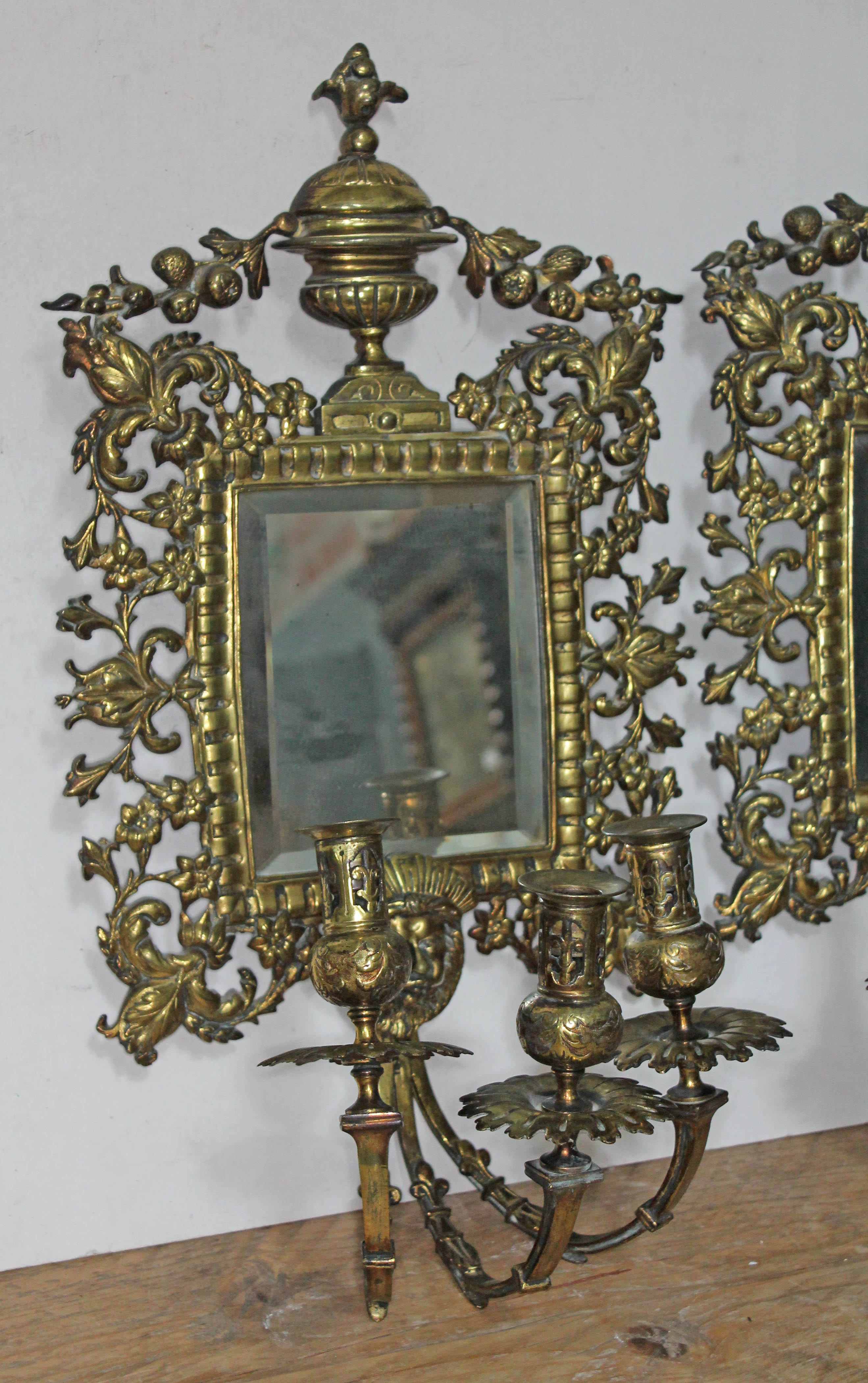 A pair of 19th century gilt bronze girandole mirrors and sconces, length 55cm, width 29cm. - Bild 3 aus 3