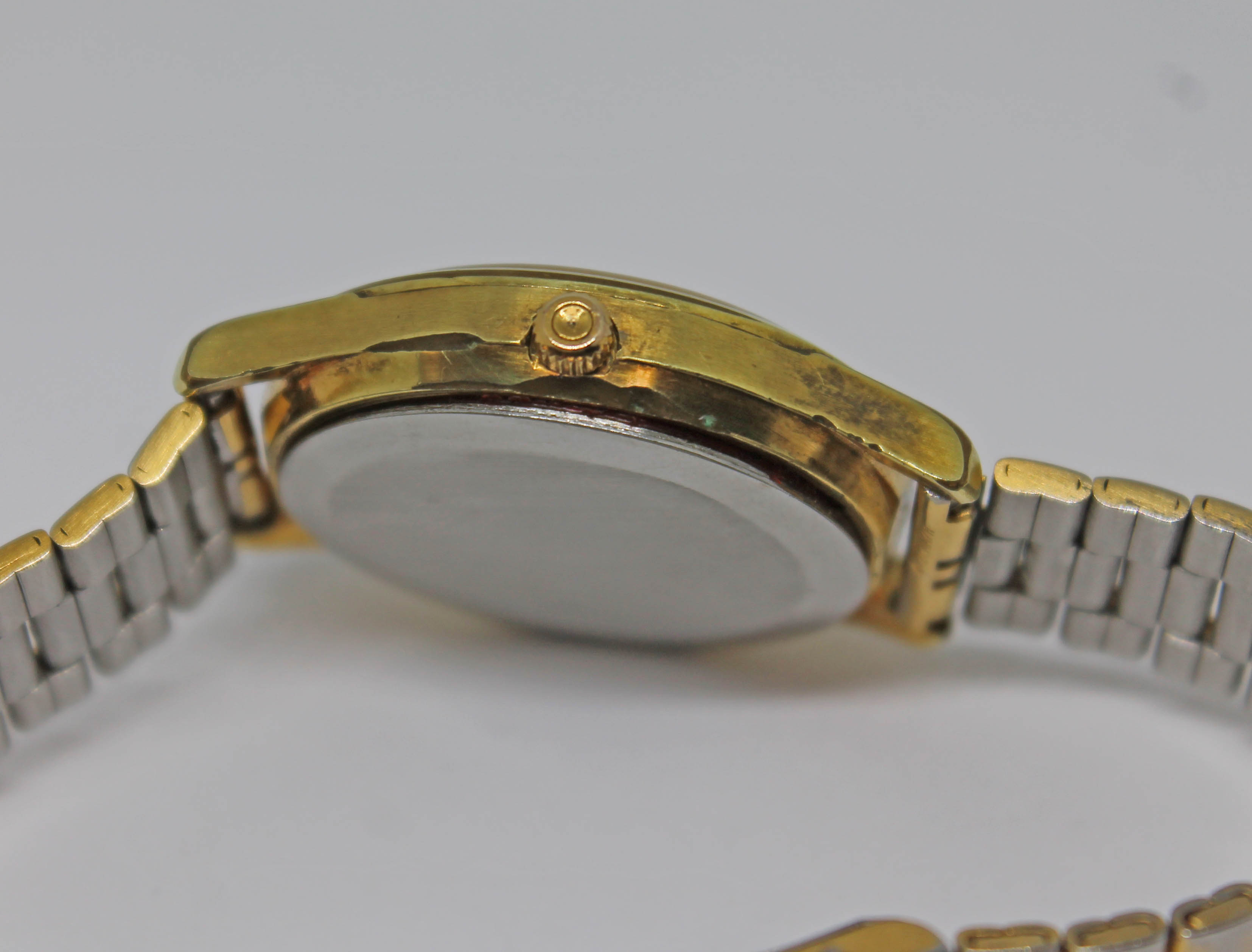 A 1977 gold plated Omega quartz 1960071 wristwatch, with signed champagne dial, hour batons in - Bild 4 aus 6