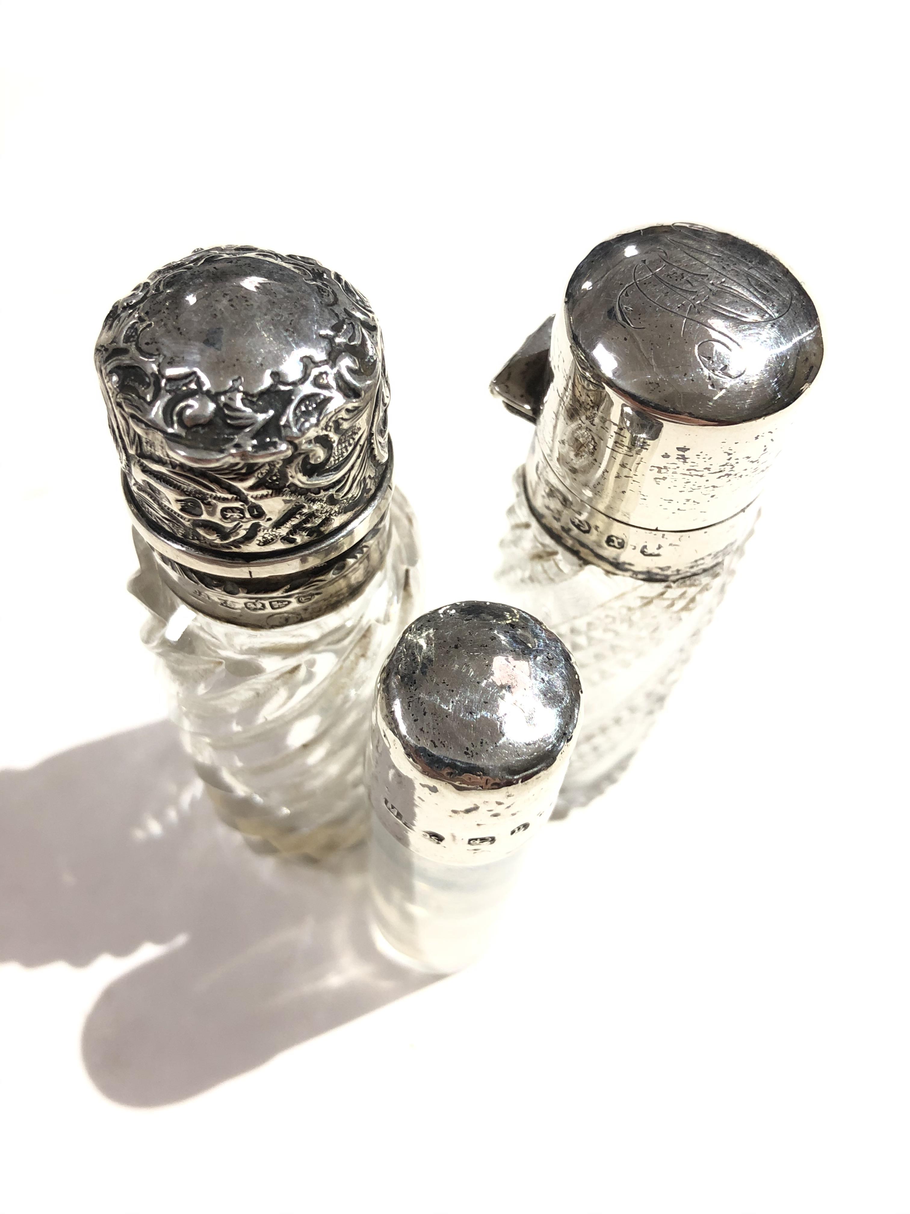 A group of fourteen hallmarked silver topped or mounted glass bottles and jars, tallest 14cm. - Bild 8 aus 23