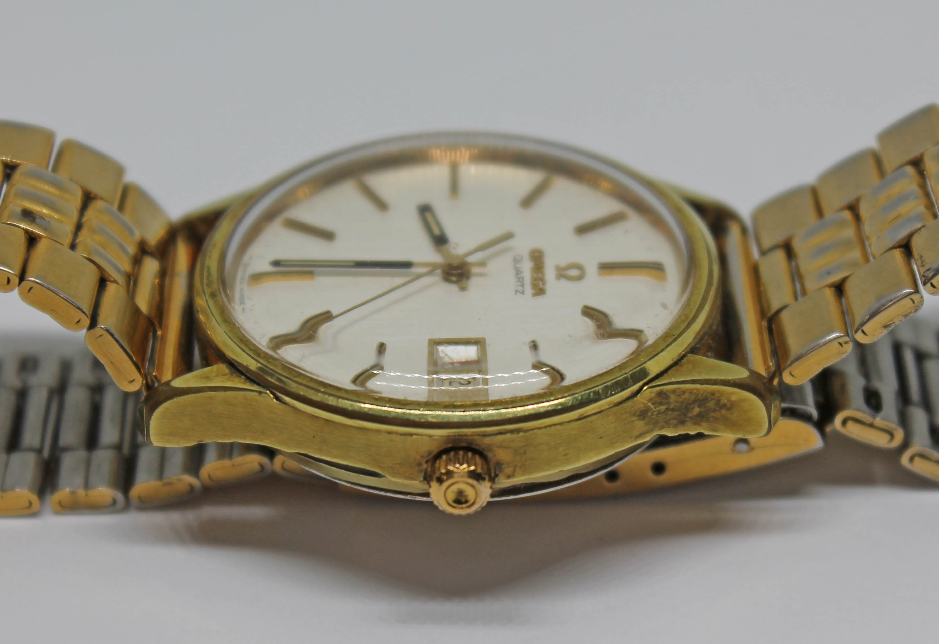 A 1977 gold plated Omega quartz 1960071 wristwatch, with signed champagne dial, hour batons in - Bild 3 aus 6