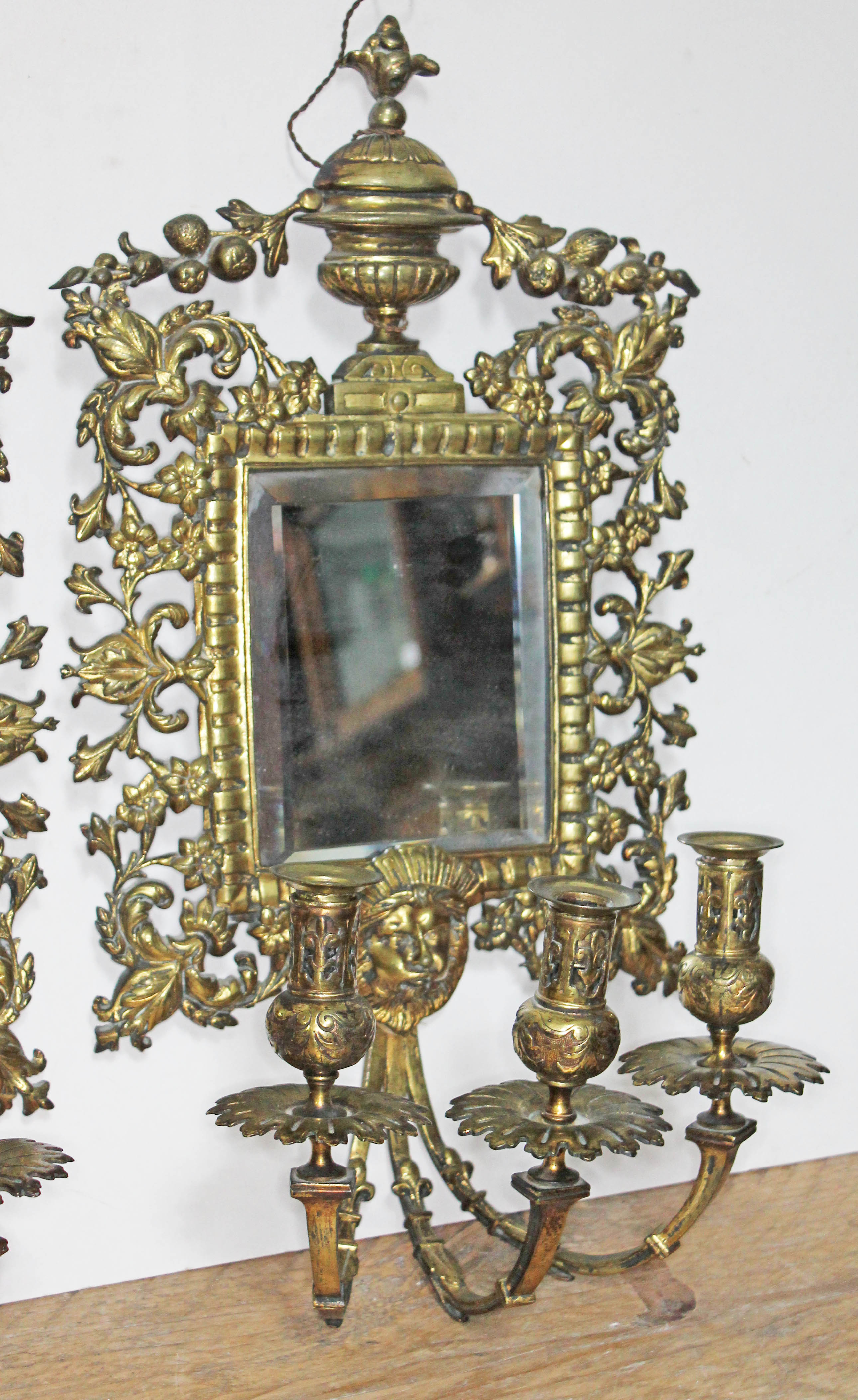 A pair of 19th century gilt bronze girandole mirrors and sconces, length 55cm, width 29cm. - Bild 2 aus 3