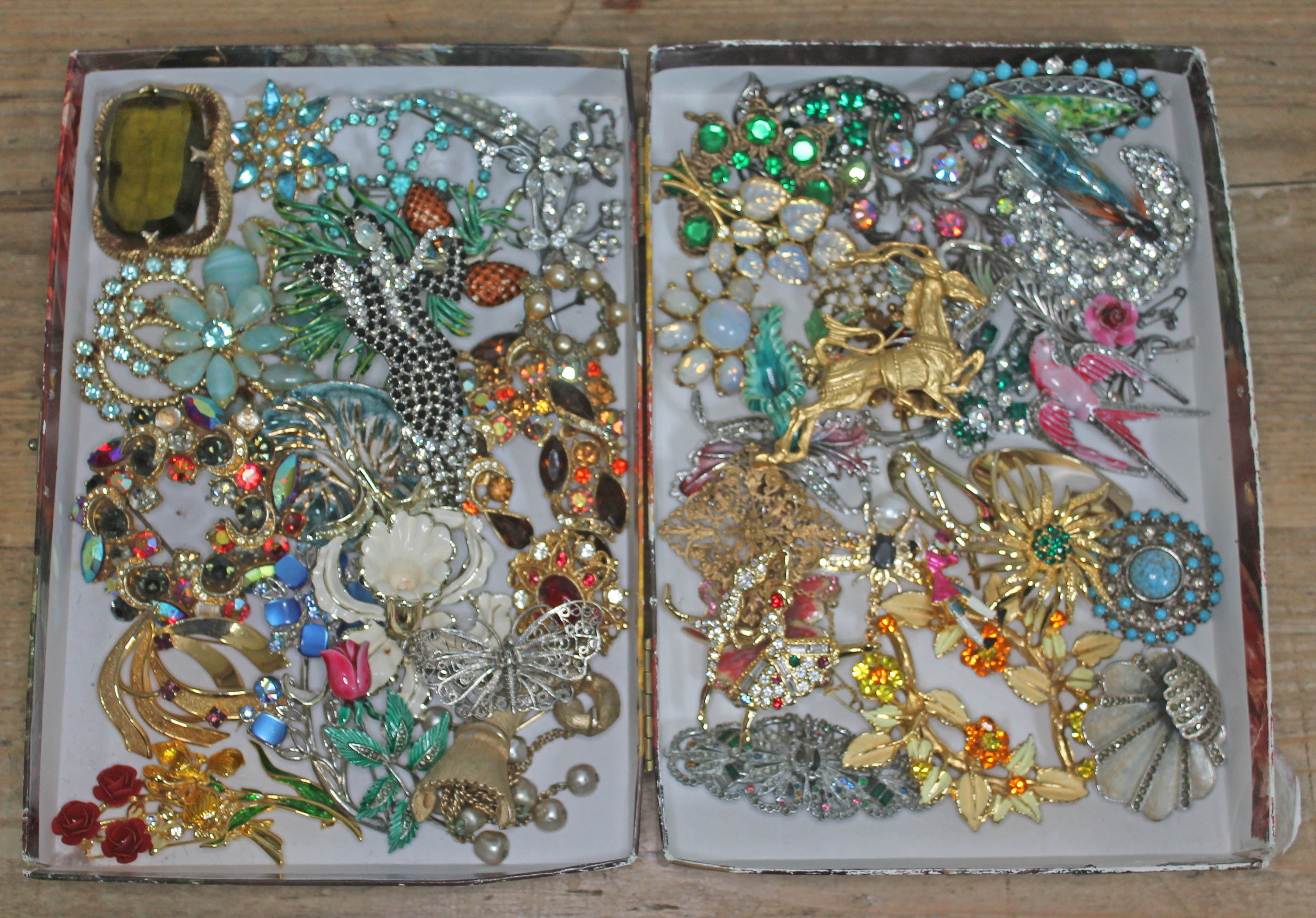 A mixed lot of vintage brooches including a Butler Wilson style dancing couple, another dancing