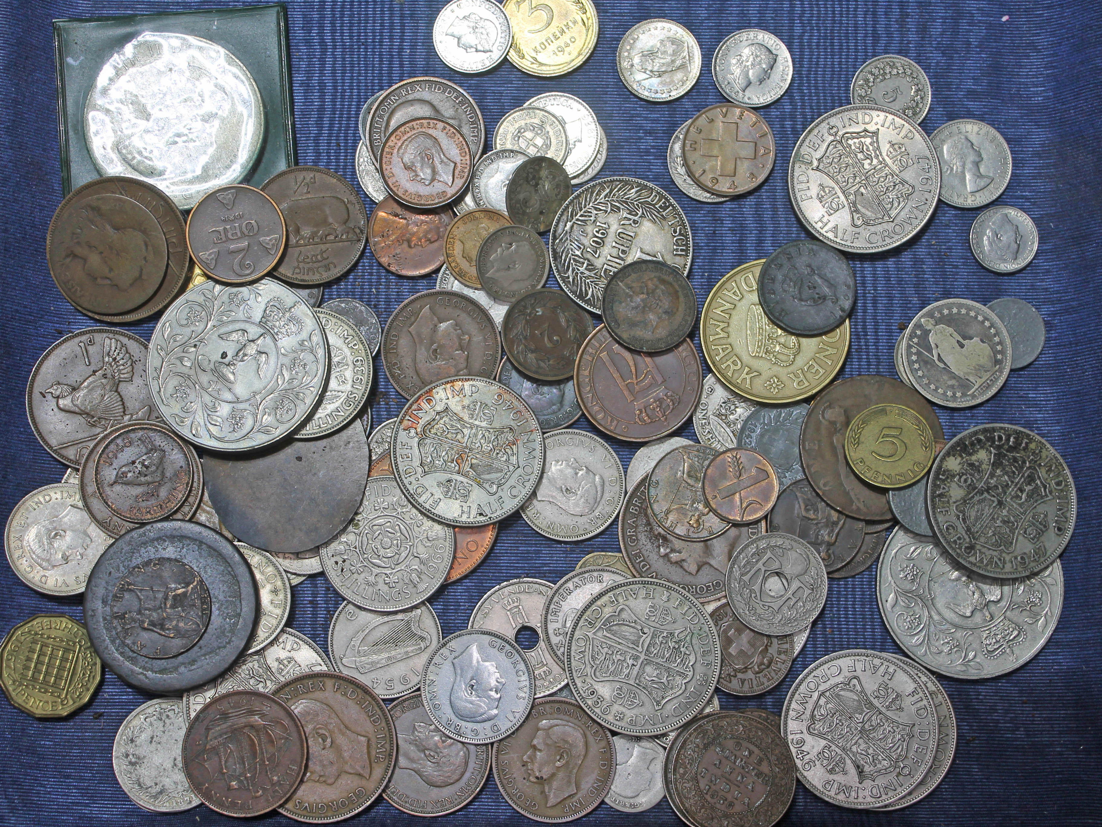 A mixed lot of GB and world coins.