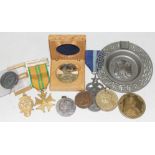 A mixed lot of mainly commemorative medallions etc.