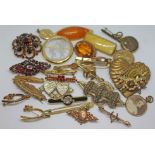 A mixed lot of Victorian and later mainly yellow metal brooches.