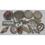 A mixed lot of silver and white metal brooches.