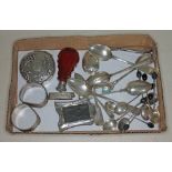 A tray of assorted hallmarked silver and a white metal compact.