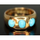 An Edwardian three stone turquoise ring, hallmarked 18ct gold, Birmingham 1908, size I/J, gross