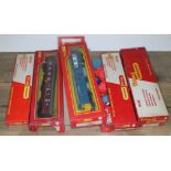 Hornby 00 gauge model railway comprising R555 Diesel Pullman Motorcar Type 2, three carriages and