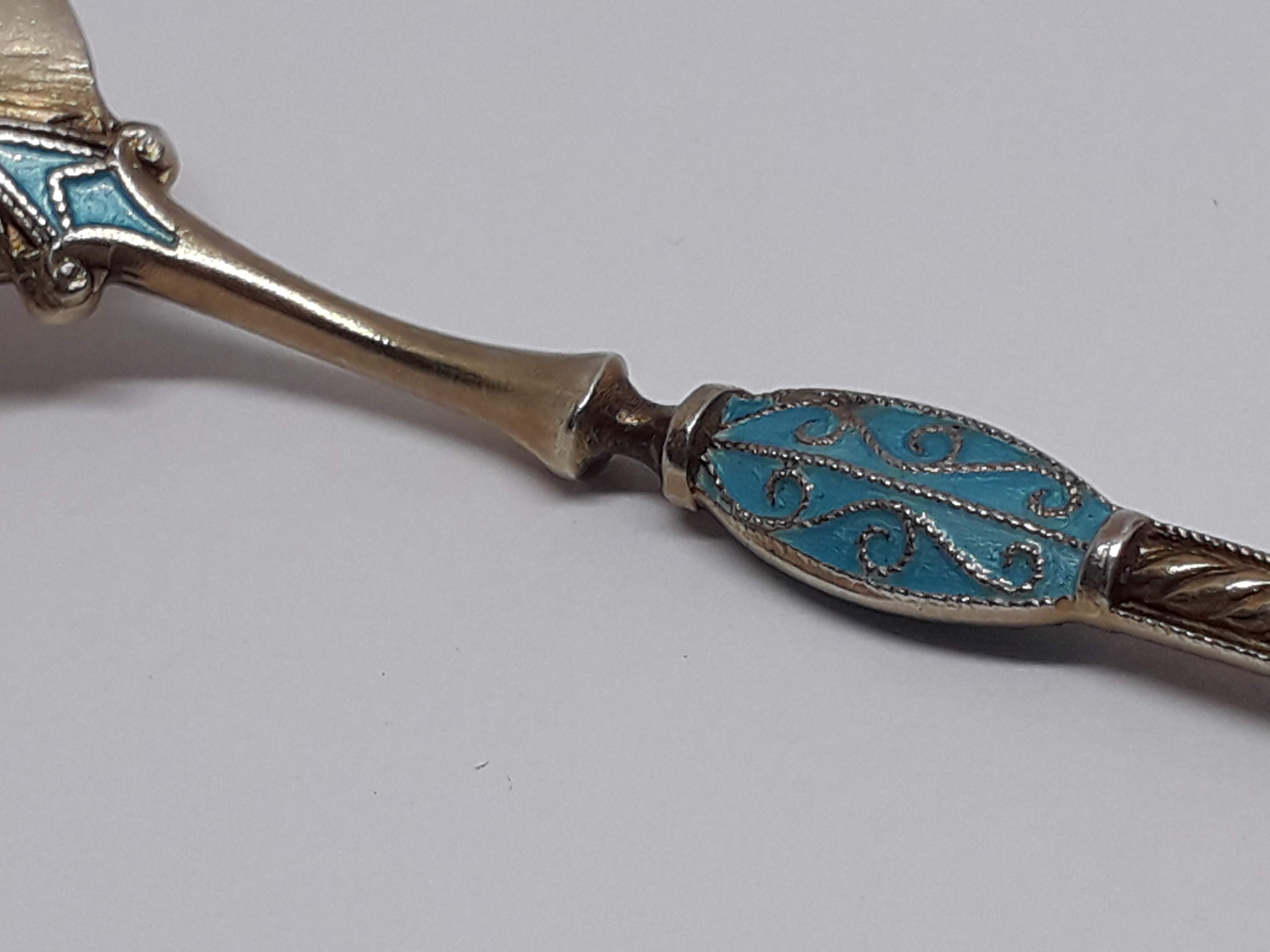 A mixed lot including a Marius Hammer silver enamel pickle fork and other hallmarked silver items - Image 4 of 6