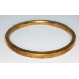 A hallmarked 9ct gold bangle, diam. approx. 70mm, wt. 10.98g.