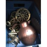 A box of brassware and copperware. Catalogue only, live bidding available via our webiste. If you