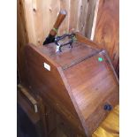 An oak coal box with shovel Catalogue only, live bidding available via our webiste. If you require