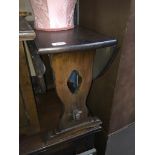 A small oak drop leaf occasional table Catalogue only, live bidding available via our webiste. If