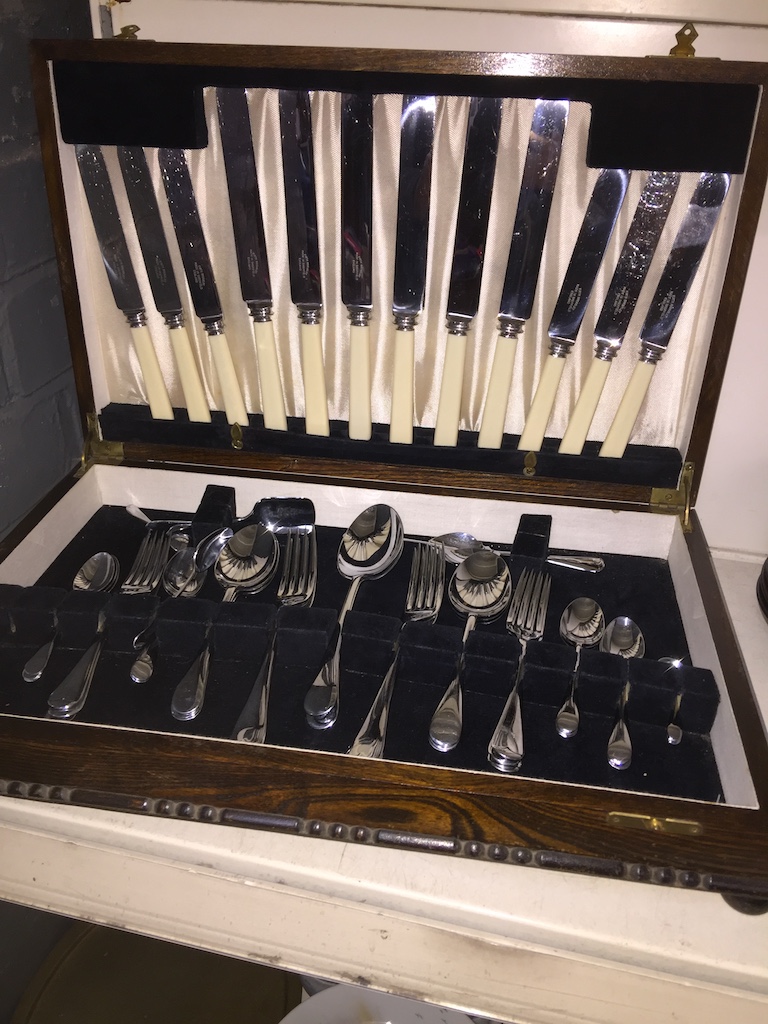 Oak canteen of cutlery Catalogue only, live bidding available via our webiste. If you require P&P