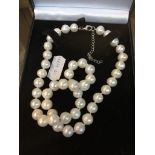 A single strand of cultured pearls. Catalogue only, live bidding