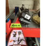 Hama Alpha 60 camera tripod Catalogue only, live bidding available via our webiste. If you require