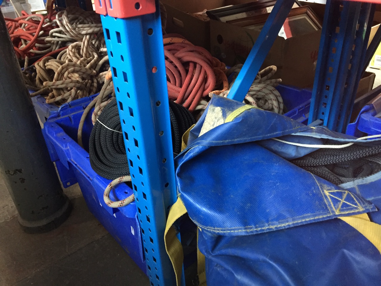 3 boxes and a bag of climbing ropes - AF - with no safety guarantee. Catalogue only, live bidding