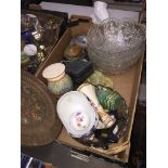 Box with glass bowls and ornaments Please note, lots 1-1000 are not available for live bidding on