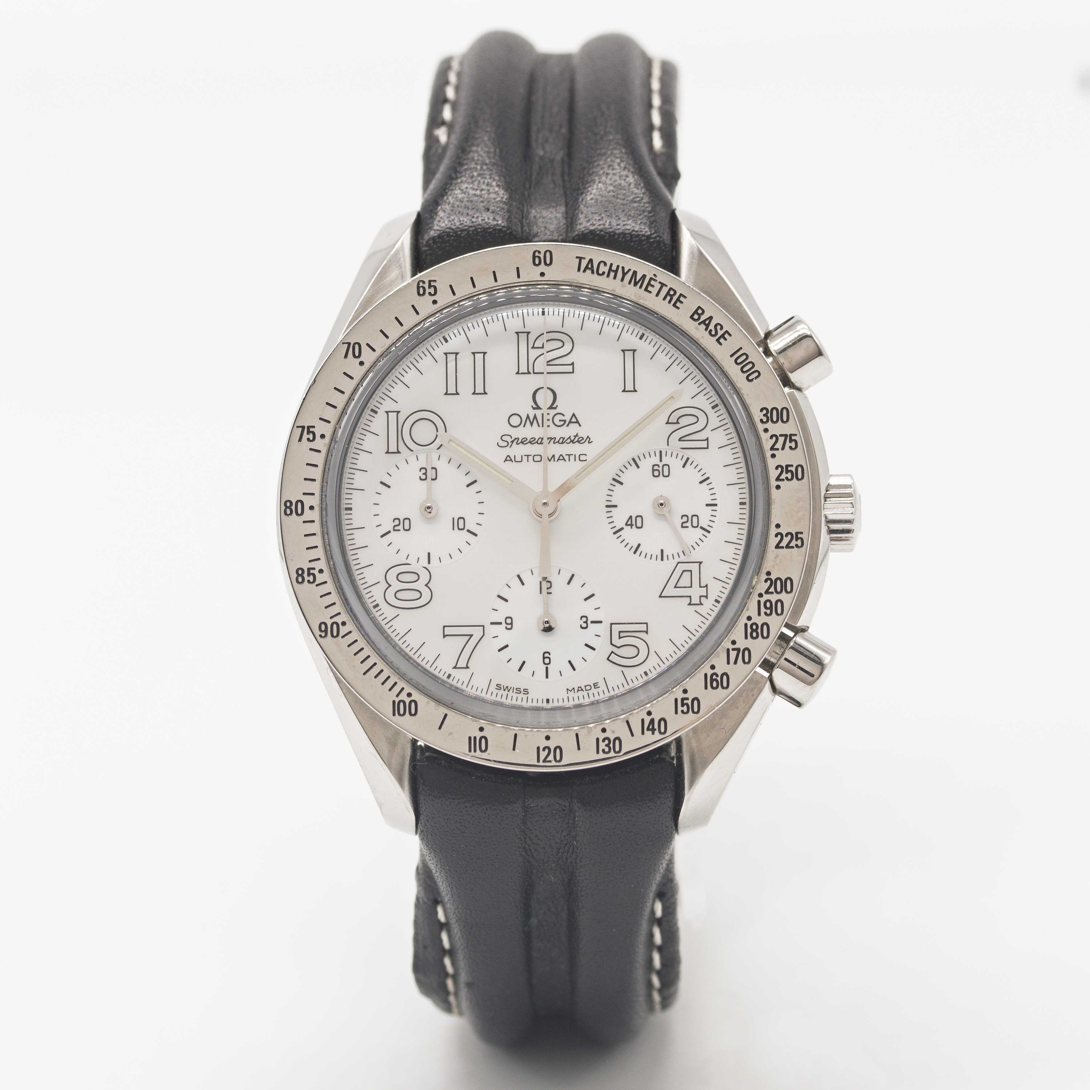 A GENTLEMAN'S SIZE STAINLESS STEEL OMEGA SPEEDMASTER AUTOMATIC CHRONOGRAPH WRIST WATCH CIRCA 2000, - Image 2 of 4