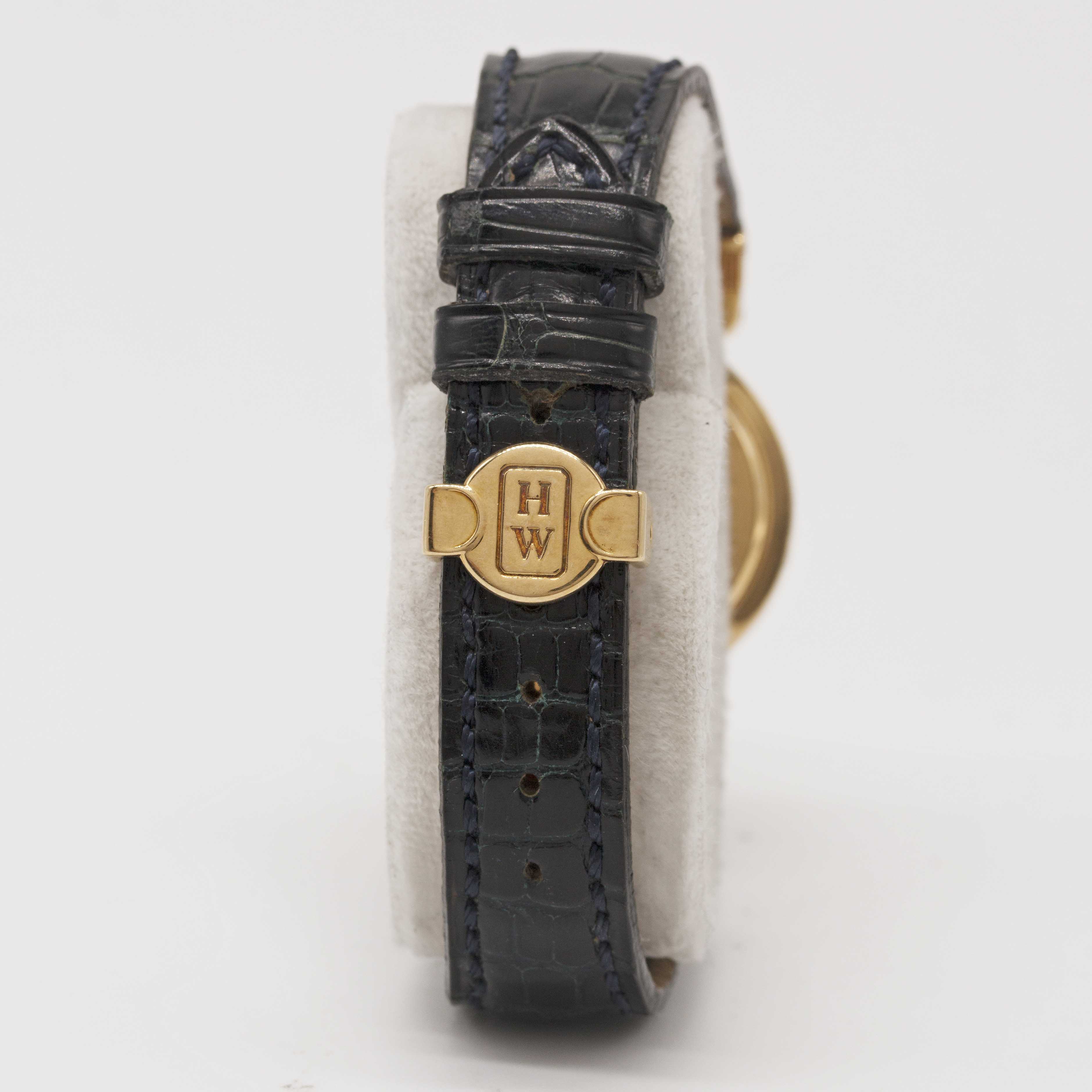 A LADIES 18K SOLID GOLD HARRY WINSTON WRIST WATCH CIRCA 1990s Movement: Quartz. Case: Diameter - Image 5 of 7