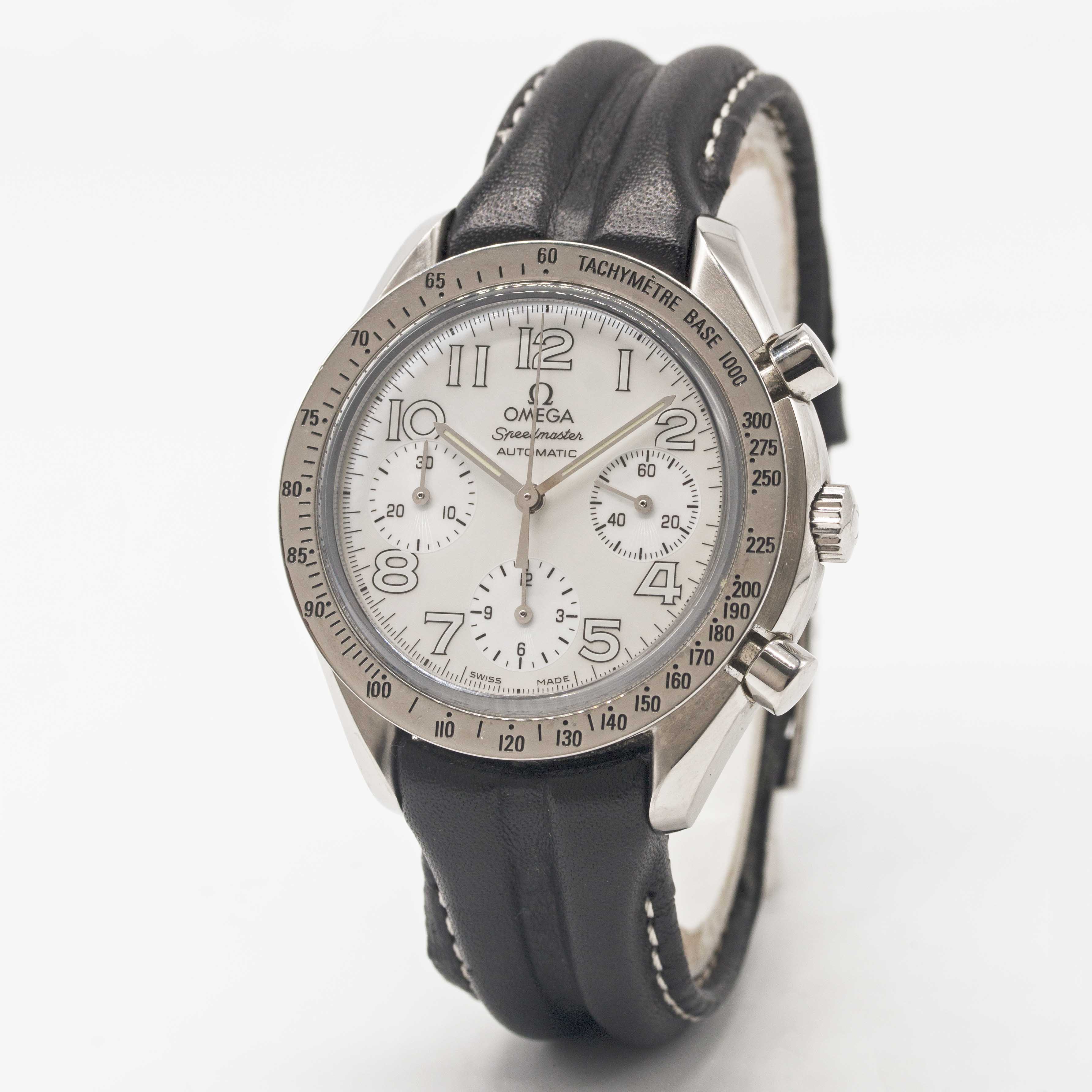 A GENTLEMAN'S SIZE STAINLESS STEEL OMEGA SPEEDMASTER AUTOMATIC CHRONOGRAPH WRIST WATCH CIRCA 2000, - Image 3 of 4