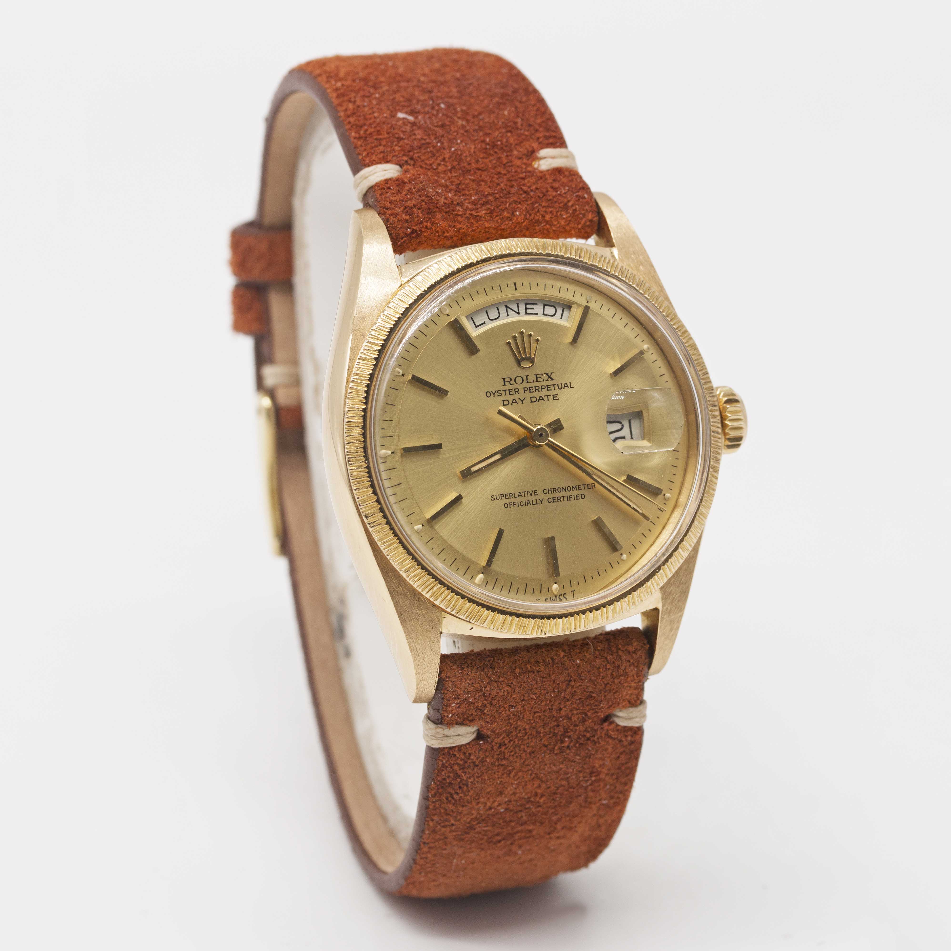 A GENTLEMAN'S 18K SOLID YELLOW GOLD ROLEX OYSTER PERPETUAL DAY DATE WRIST WATCH CIRCA 1971, REF. - Image 4 of 6