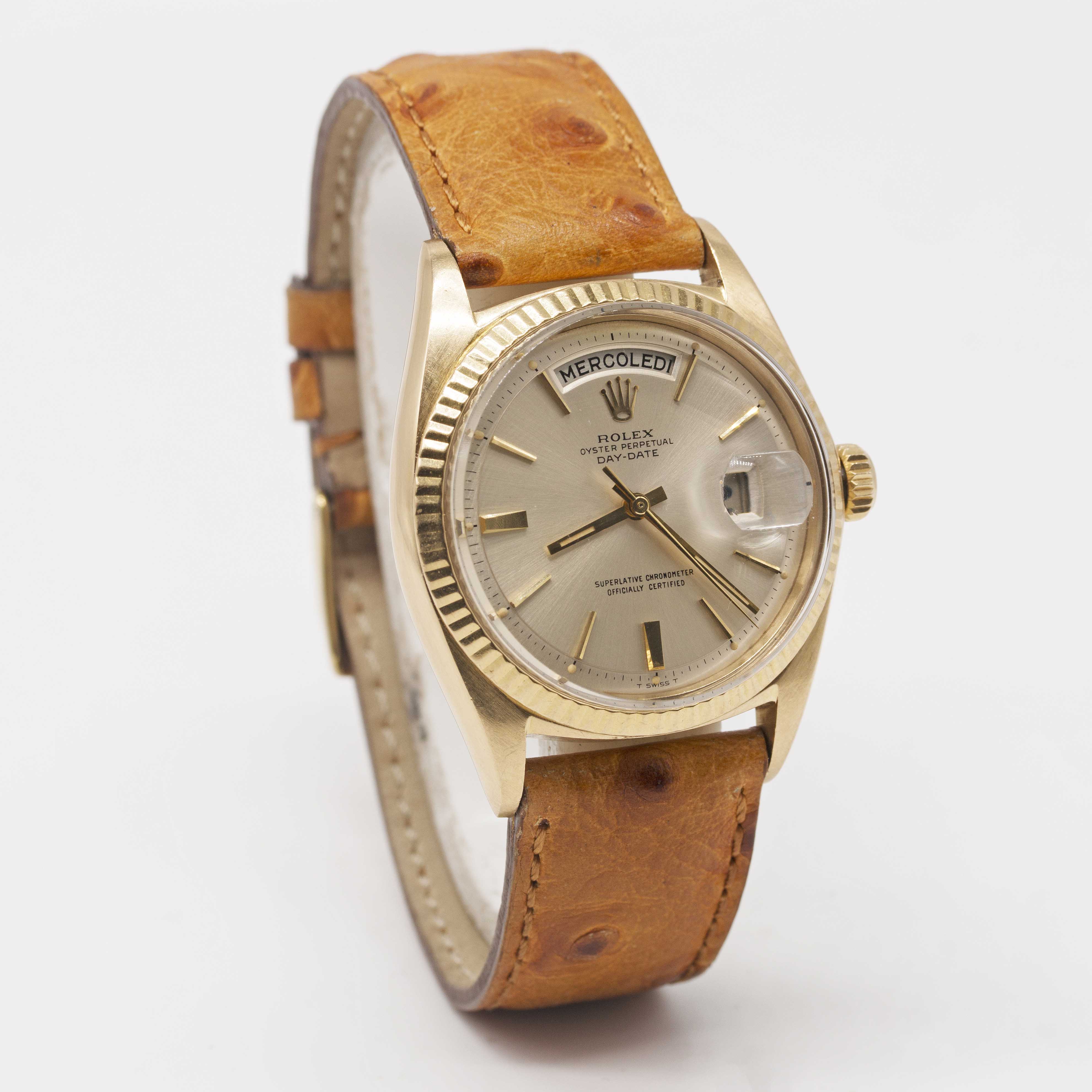 A GENTLEMAN'S 18K SOLID YELLOW GOLD ROLEX OYSTER PERPETUAL DAY DATE WRIST WATCH CIRCA 1963, REF. - Image 4 of 6