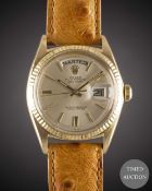 A GENTLEMAN'S 18K SOLID YELLOW GOLD ROLEX OYSTER PERPETUAL DAY DATE WRIST WATCH CIRCA 1963, REF.