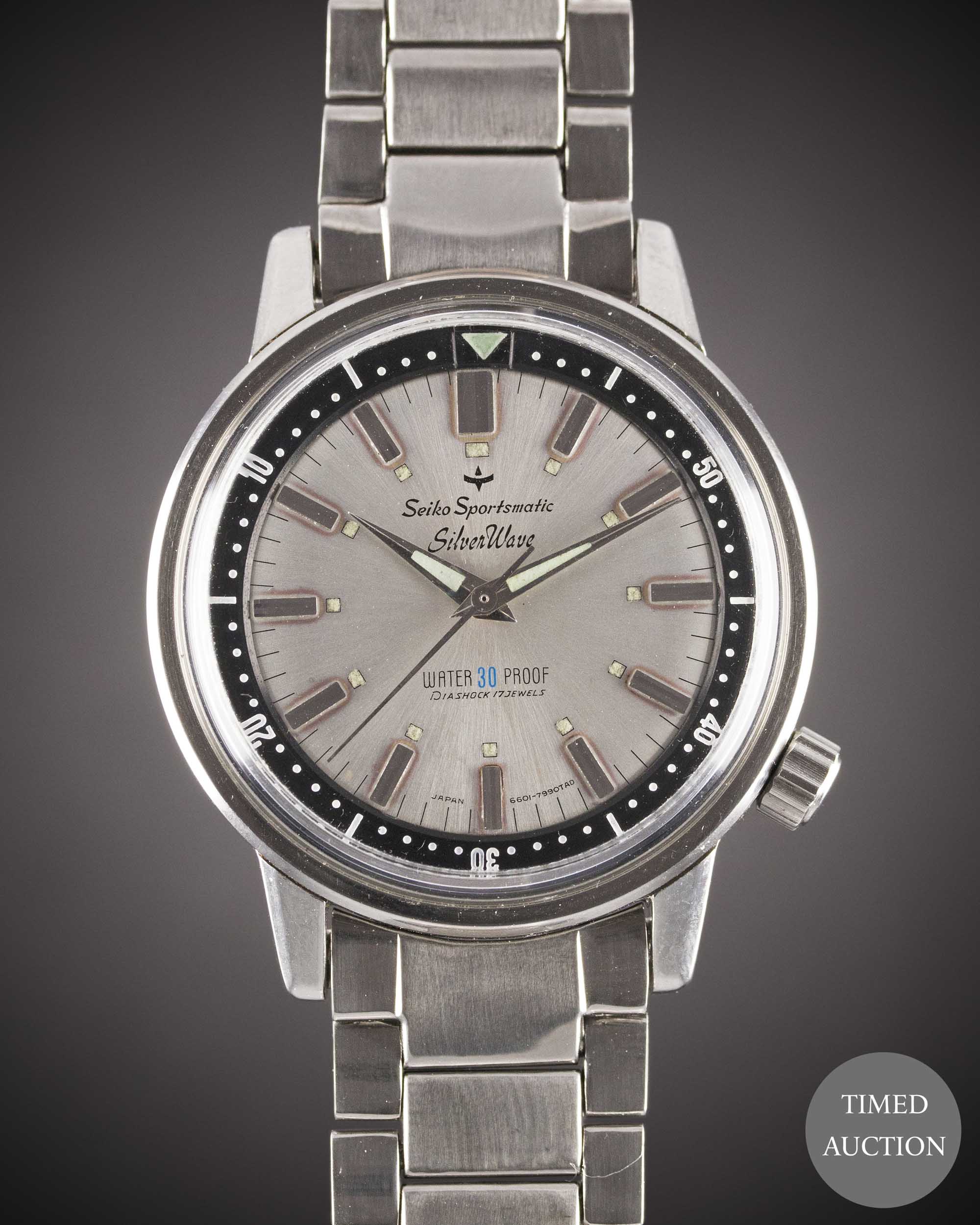 A GENTLEMAN'S STAINLESS STEEL SEIKO SPORTSMATIC SILVERWAVE AUTOMATIC DIVERS BRACELET WATCH CIRCA