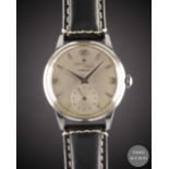 A GENTLEMAN'S STAINLESS STEEL ZENITH SPORTO WRIST WATCH CIRCA 1960, RETAILED BY TARRATT WITH CO-