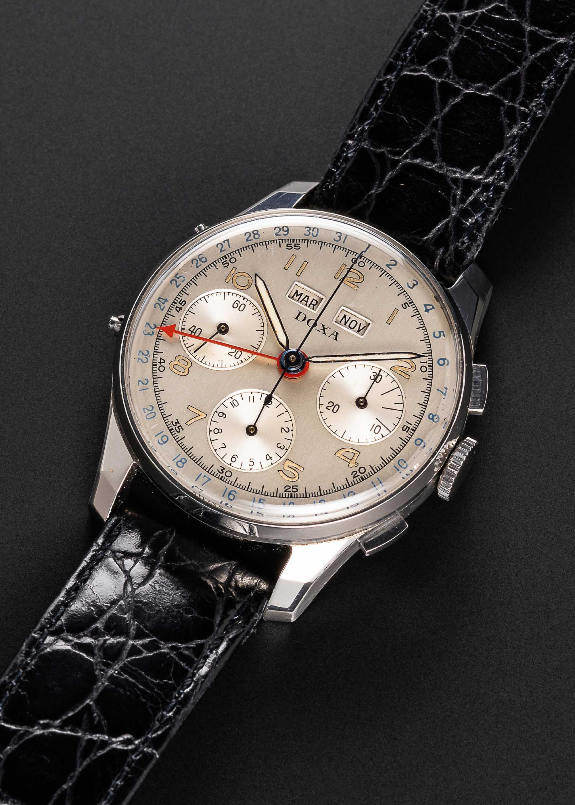 A RARE GENTLEMAN'S STAINLESS STEEL DOXA TRIPLE CALENDAR CHRONOGRAPH WRIST WATCH CIRCA 1940s, WITH