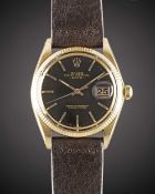 A RARE GENTLEMAN'S 18K SOLID YELLOW GOLD ROLEX OYSTER PERPETUAL DATE WRIST WATCH CIRCA 1963, REF.