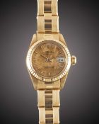 A LADIES 18K SOLID GOLD ROLEX OYSTER PERPETUAL DATEJUST BRACELET WATCH CIRCA 1979, REF. 6917 WITH
